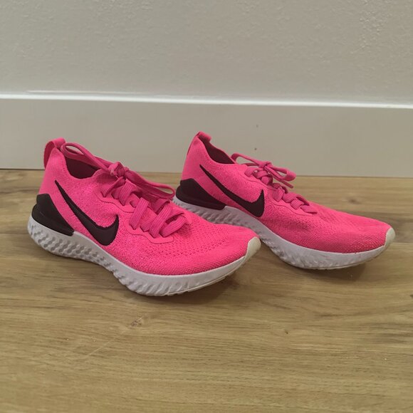 Nike Epic React Flyknit 2 in Pink with Black Details - Picture 2 of 5